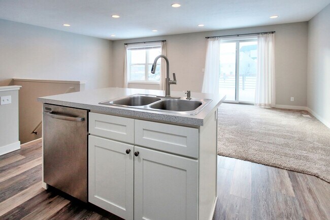 Building Photo - Spacious 2 Bed/2 Bath Condo in Prime Location