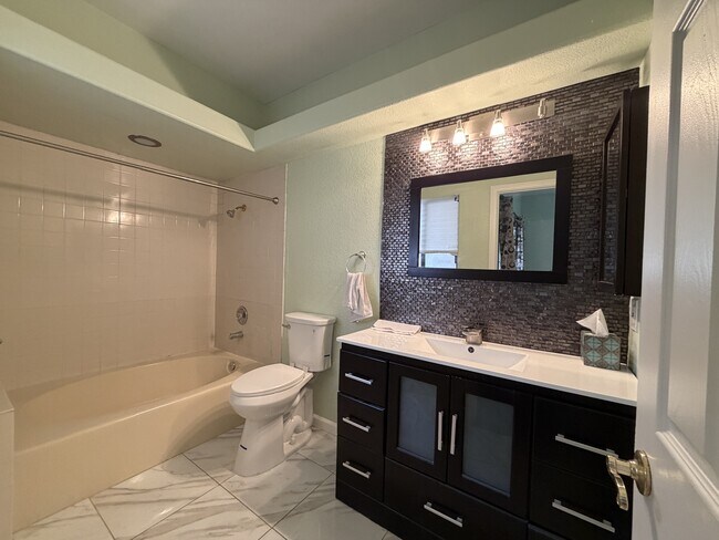 Building Photo - 1415 Santa Margarita St