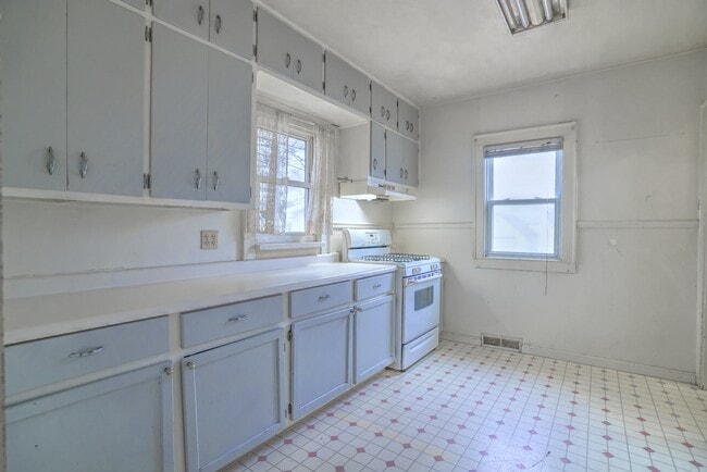 Building Photo - 525 E Eckman St