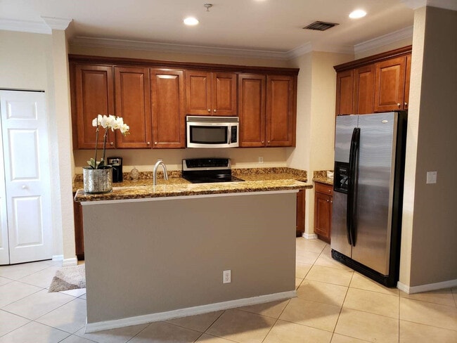 Building Photo - 123 E Royal Palm Cir