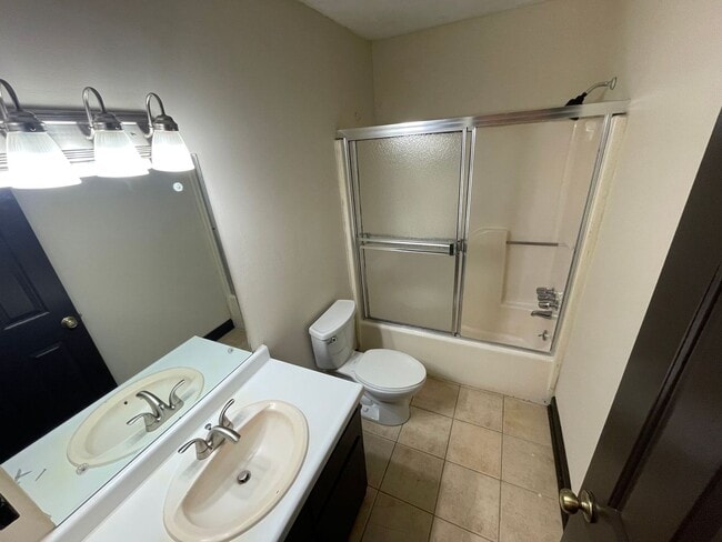 Building Photo - AVAILABLE FOR IMMEDIATE MOVE IN!