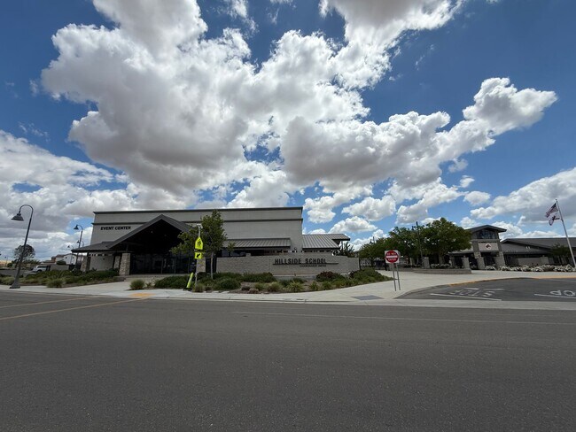 Building Photo - 3 bedroom, 2 bathroom home located in the vibrant community of Madera, CA