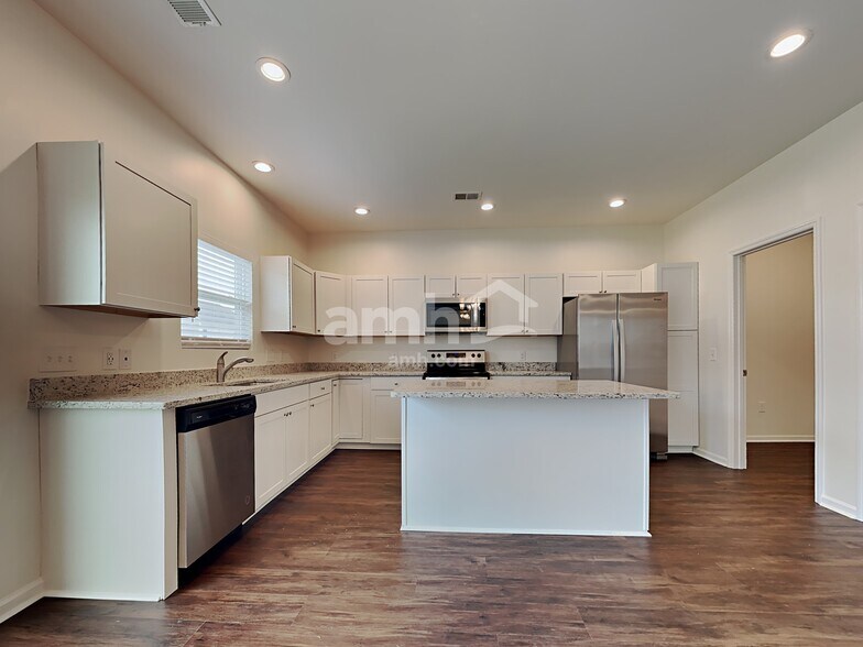 Building Photo - 136 Weeping Cypress Dr