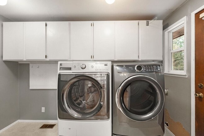 Building Photo - Beautiful & stunning 6-bed, 3-bath house in Edmonds for rent!