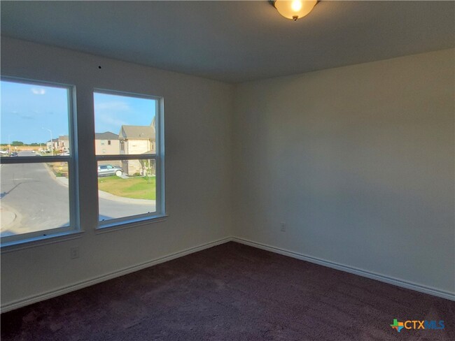 Building Photo - 4005 Woodside Dr
