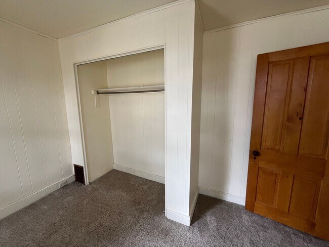Building Photo - Spacious 4-5 Bedroom, 1.5 Bathroom 2-Story...
