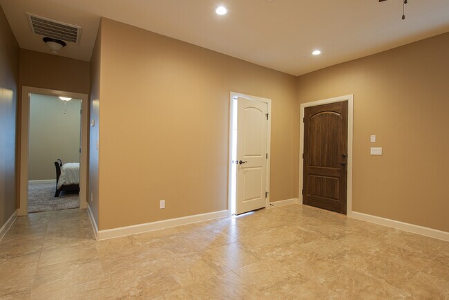 Building Photo - STYLISH EASTSIDE HOME