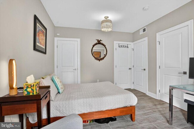 Building Photo - 1014 10th St NE