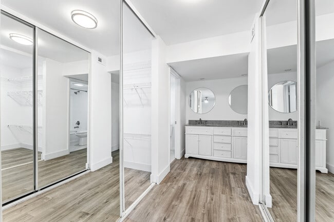 Building Photo - 1700 Embassy Dr