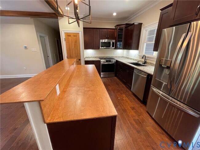 Building Photo - 2948 Pineview Dr