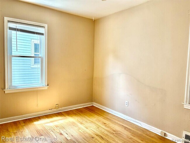 Building Photo - 2027 Brockton Ave