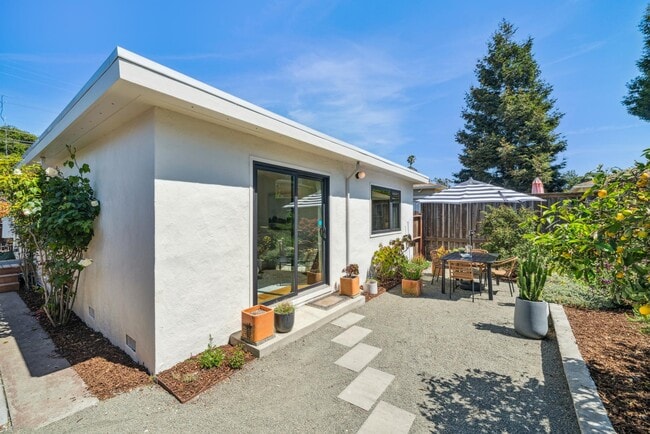 Building Photo - 6212 Bernhard Ave