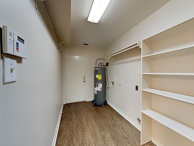 Building Photo - No Application Fees* $500 Off 1st Month Rent*