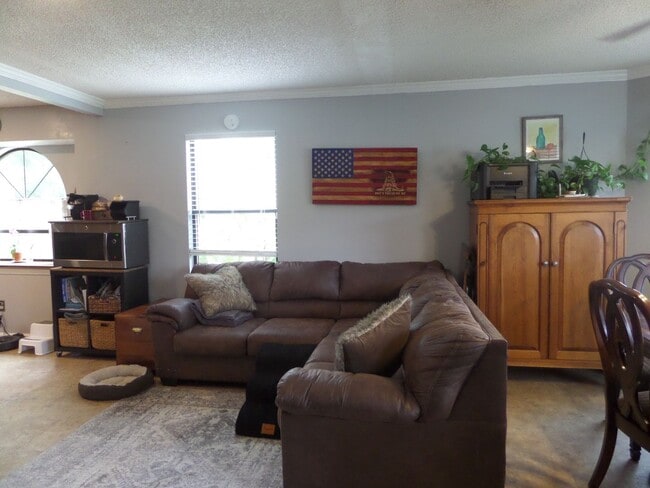 Building Photo - Beautiful 3 bedroom Home