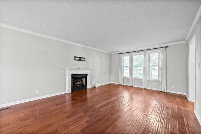Building Photo - Pet Friendly Three Bedroom!