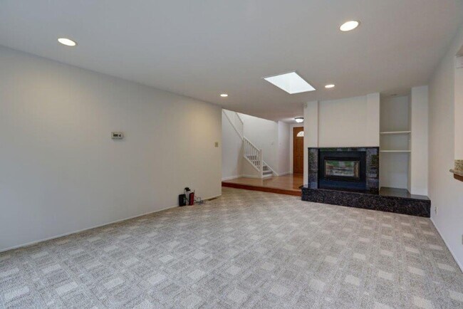Building Photo - Spacious 4 Bedroom/3ba Bath Bellevue Home Available Now!