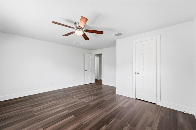 Building Photo - 2281 Des Jardines St