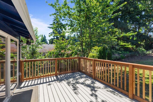 Building Photo - Huge fully fenced dog yard! RV/Boat extra parking! 4 bdrm 2.25 bath. Minutes to I-5, Everett Mall...