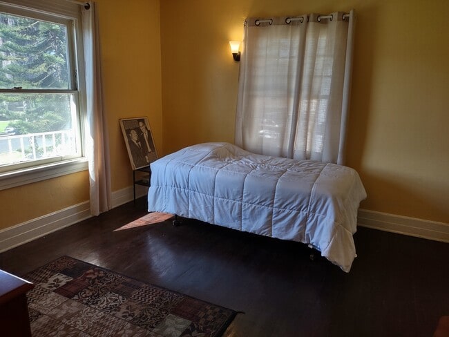 Smaller bedroom - 2142 S Victoria Ave