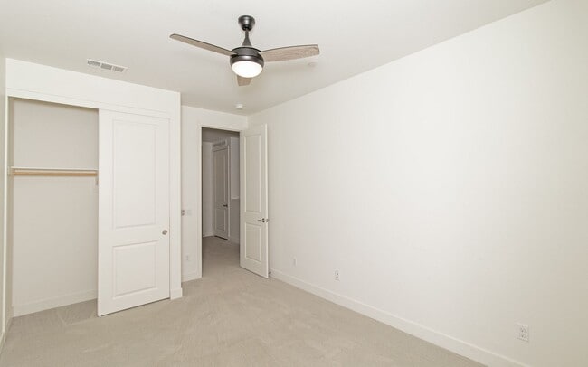 Building Photo - Bristol Cove townhome with lagoon views