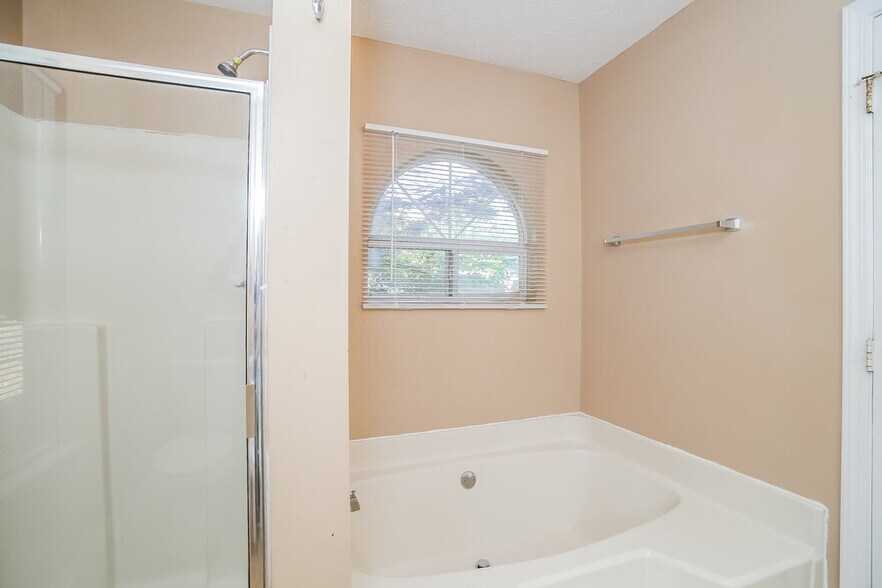 Building Photo - 5622 Riverside Dr