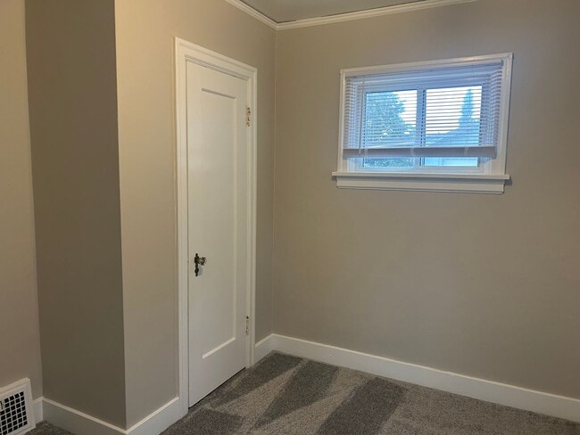 Building Photo - Charming 3 Bedroom Home