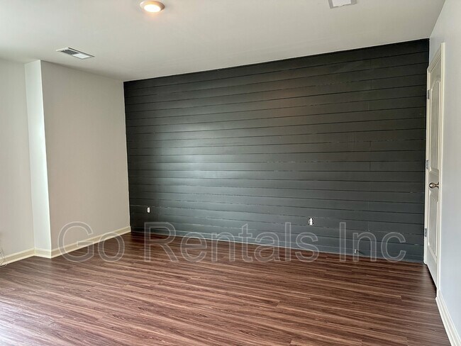 Building Photo - 236 Park View Cir