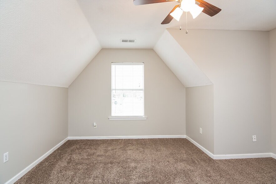 Building Photo - 115 Mossy Springs Dr