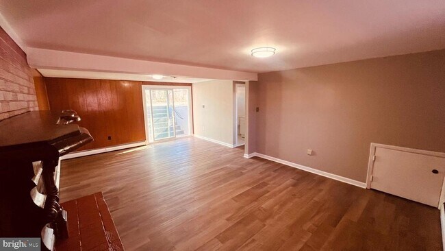 Building Photo - 14303 Chesterfield Dr