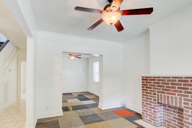 Building Photo - 6 Bed, 1.5 Bath Home in Granby School Dist...