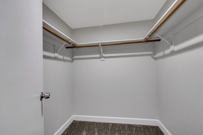 Building Photo - Gorgeous Remolded 2 bedroom condo