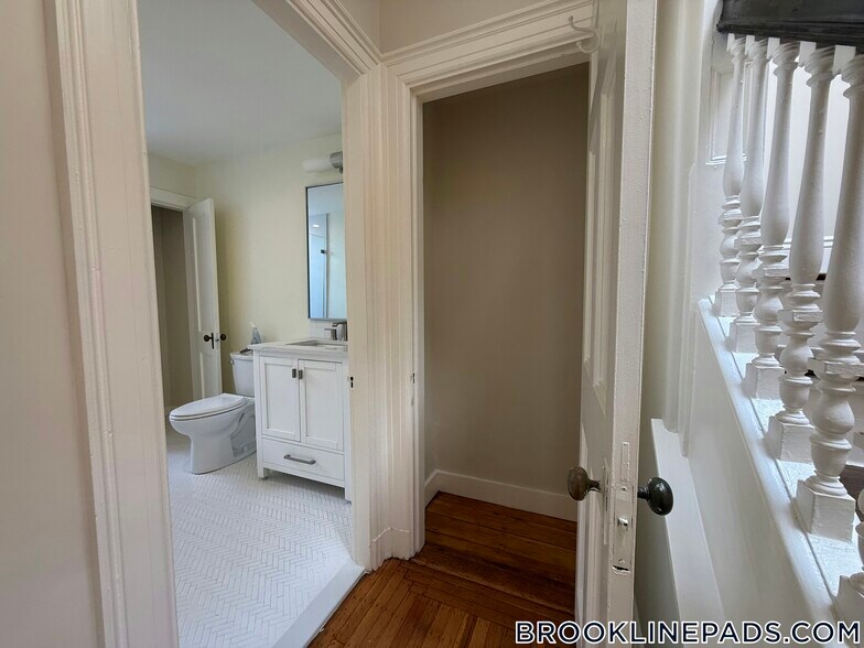 Building Photo - 1726 Beacon St