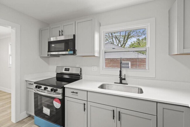 Building Photo - 2511 Baywood St