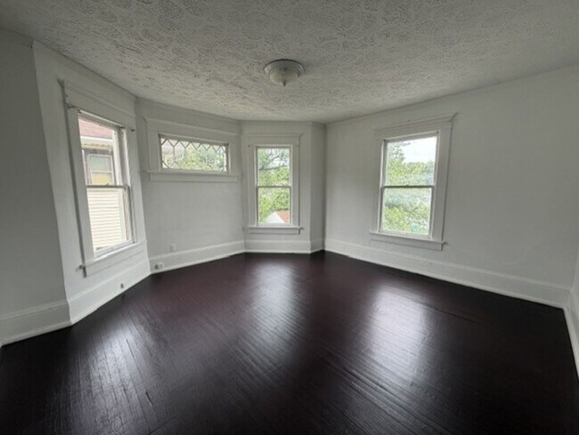 Building Photo - Spacious 4-Bedroom Home with 2 Full Baths, Central A/C & Fenced Yard!