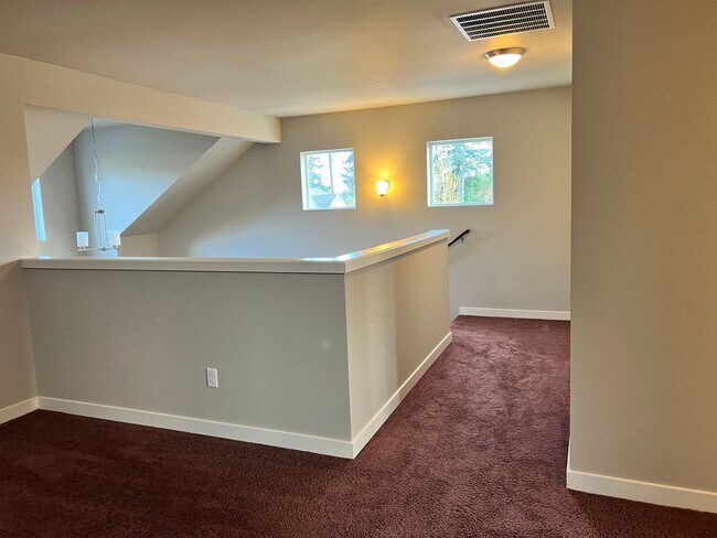 Building Photo - 3bed/2.5bath with Lofted Space at Harbor C...