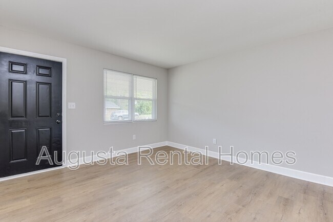 Building Photo - 3416 Kensington Dr N