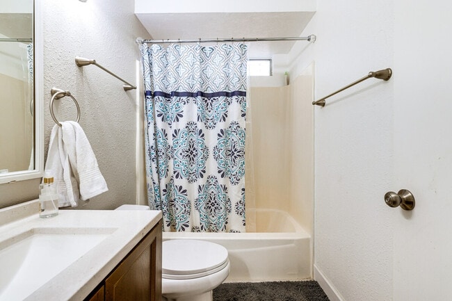 Building Photo - 903 W Harvard Dr