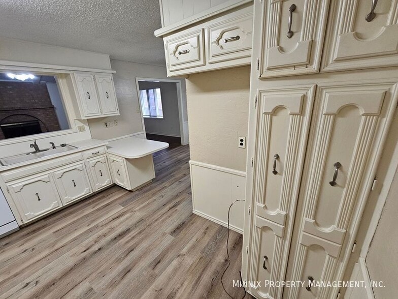 Building Photo - 6906 Elmwood Ave