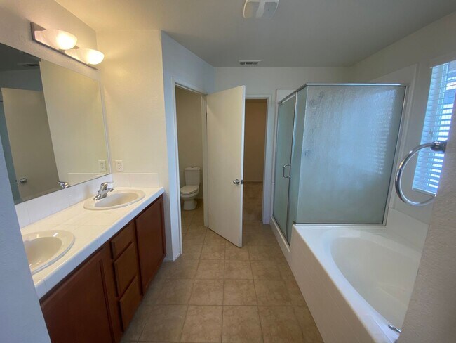 Building Photo - Palmdale 3 Bedroom -Available Now!