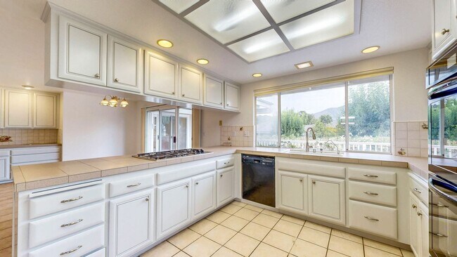 Building Photo - 7971 Oakmont Dr