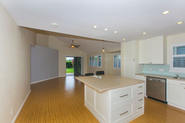 Building Photo - BACK ON MARKET**Single level spacious home...