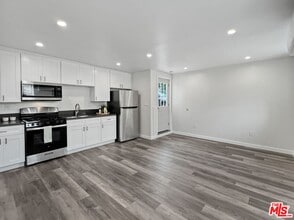 Building Photo - Peaceful 1 Bedroom Garden-Level Apartment ...