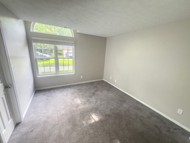 Building Photo - Luxurious Carmel Duplex