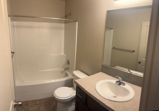 Building Photo - Moen Fields 3 Bed 3 Bath Garden Townhome a...
