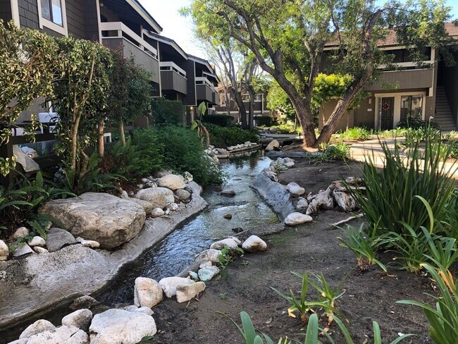 Building Photo - 21 Streamwood-