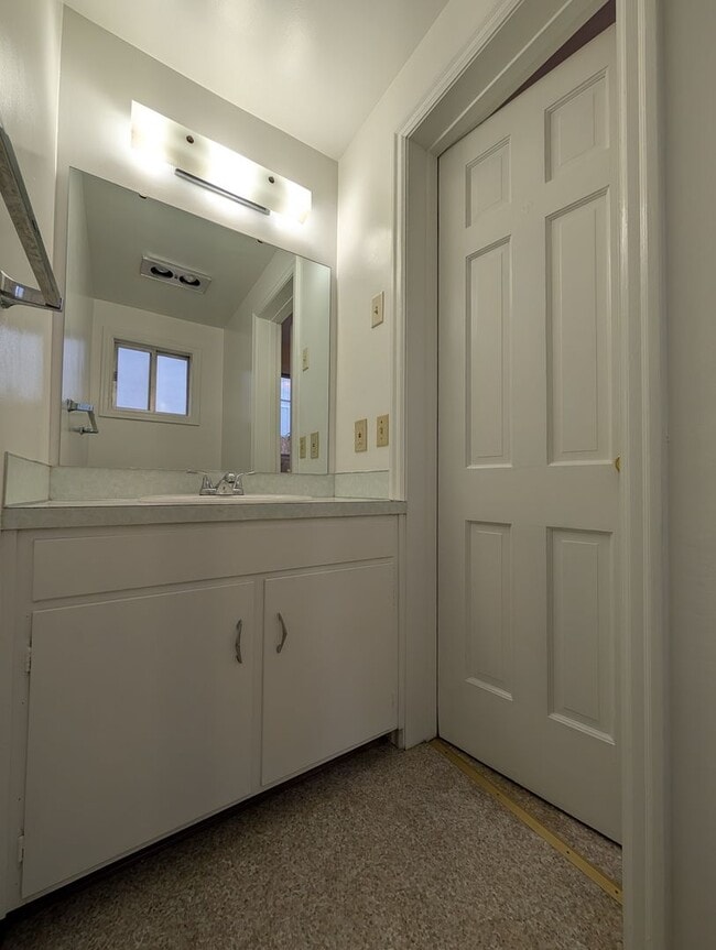 Building Photo - Great 2-Bedroom, 1.5 Bath Duplex in East Eugene!