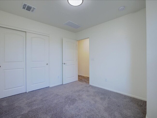 Building Photo - 3 Bedroom 2 Bathroom + Flex Room
