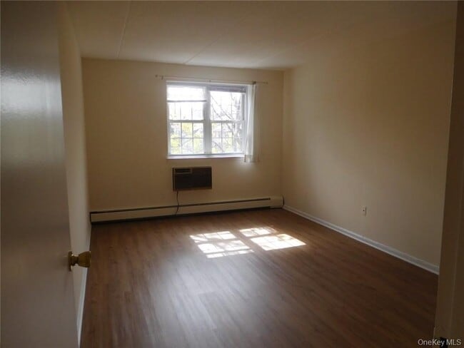 Building Photo - 2 Consulate Dr