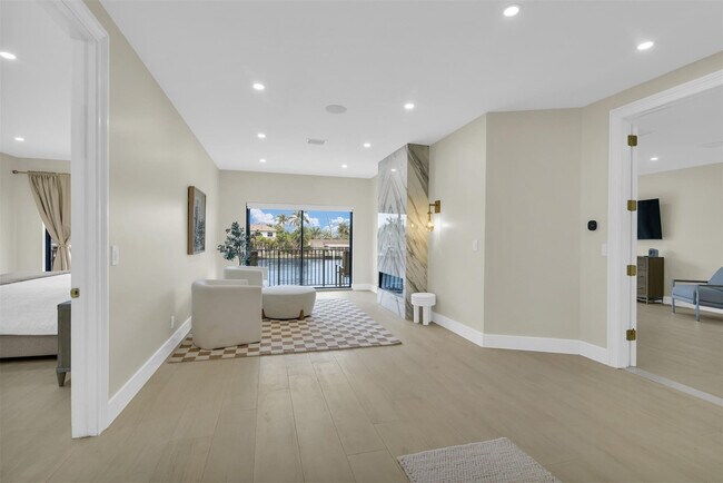 Building Photo - 319 S Riverside Dr