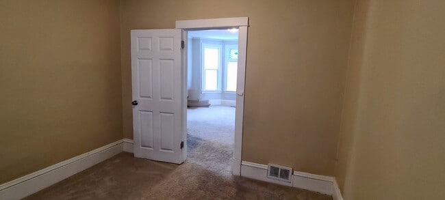 Building Photo - Stunning 5 Bedroom, 2 Bathroom Home in Minneapolis! Available 3/1/2026-Section 8 Accepted